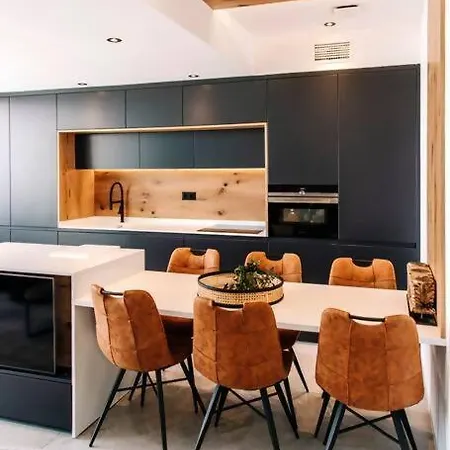 Beautiful Luxurious With Rooftop Pool Apartment *
