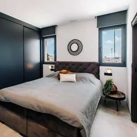 Beautiful Luxurious With Rooftop Pool Apartment